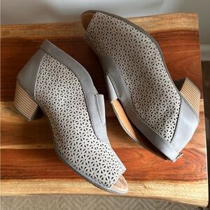 Earth Origins Carden Nubuck Peep Toe Booties Taupe Grey Stacked Chunky Heel Sz 9